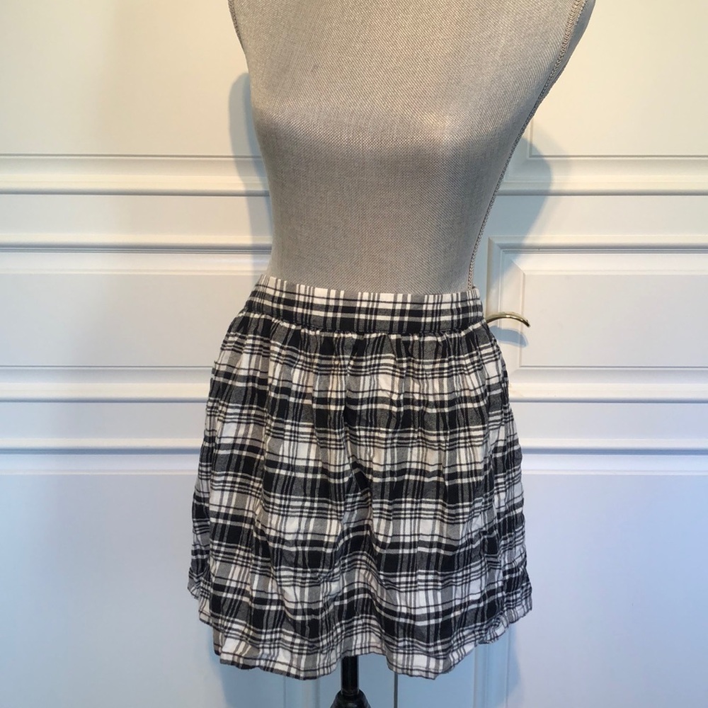 🌟 Forever 21 Plaid Skater Skirt - Black and White